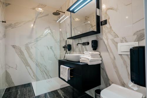 a bathroom with a sink and a mirror at Dvorec Gregorčič in Smarjeske Toplice