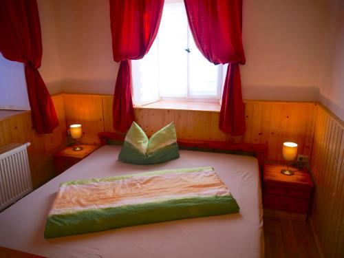 Ein Bett oder Betten in einem Zimmer der Unterkunft Ferienhaus Kaufmanns Cafe