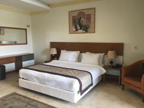 Кровать или кровати в номере Tolip El Fairouz Hotel