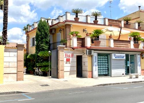 ein Gebäude mit Palmen darüber in der Unterkunft B&B Villa D'Errico in Casapulla