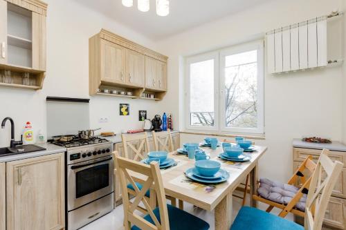 - une cuisine avec une table et des plats bleus dans l'établissement Warsaw's Vibes Apartment, à Varsovie