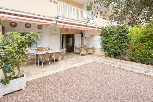 un patio d'une maison avec une table et des chaises dans l'établissement Apartamento Delfin San Juan, à Alicante