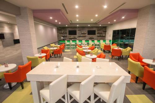 Ristorante o altro punto ristoro di CHN Hotel Monterrey Aeropuerto, Trademark by Wyndham