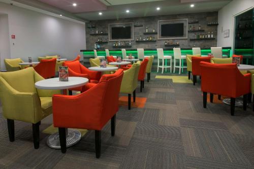 Area soggiorno di CHN Hotel Monterrey Aeropuerto, Trademark by Wyndham