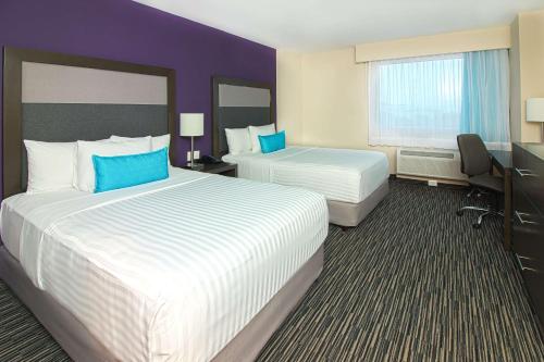 Letto o letti in una camera di CHN Hotel Monterrey Aeropuerto, Trademark by Wyndham