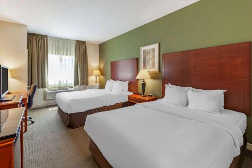Tempat tidur dalam kamar di Comfort Inn & Suites Thousand Islands Harbour District