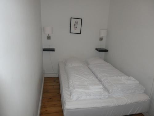 un divano bianco seduto in un angolo di una stanza di Bentzonsvej a Copenaghen