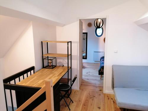 une salle à manger avec une table et un canapé dans l'établissement Maison charmante près des jardins de Monet avec jardin clôturé., à Sainte-Geneviève-lès-Gasny