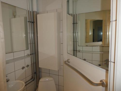 bagno con servizi igienici, lavandino e specchio di Bentzonsvej a Copenaghen