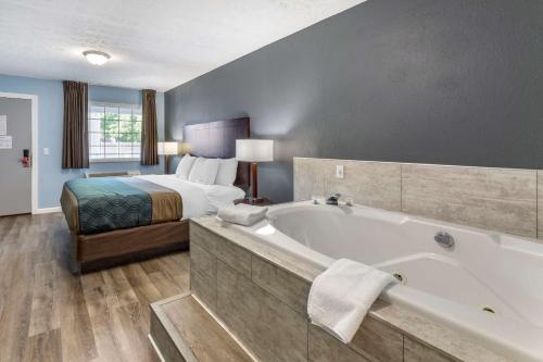 Ett badrum på Econo Lodge Inn & Suites South