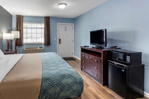 a bedroom with a bed and a flat screen tv at Econo Lodge Inn & Suites Sandusky South in Sandusky