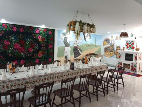 Dnestrovsky Sad في Dubăsari: غرفة طعام مع طاولة وكراسي طويلة