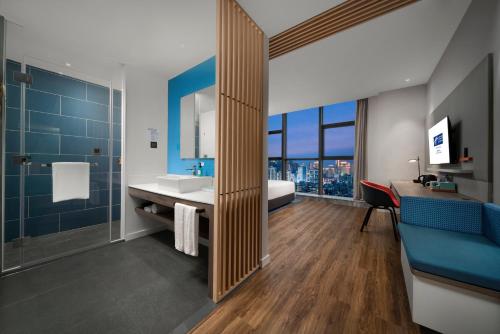 a bathroom with a sink and a mirror at Holiday Inn Express Zhuhai Gongbei by IHG in Zhuhai