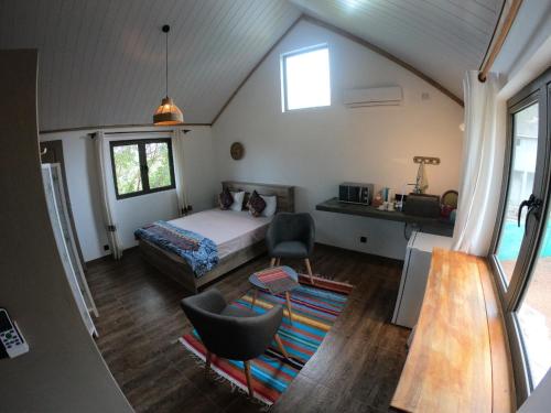 een slaapkamer met een bed en een bureau in een kamer bij Coco room in Blue Bay