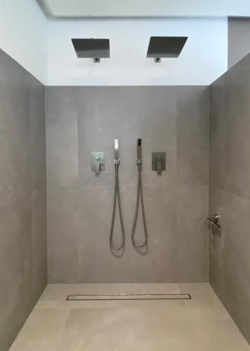 a bathroom with two shower heads and two lights at “STADT-LAND-SCHEUNE” - luxuriös in alten Gemäuern in Braunschweig