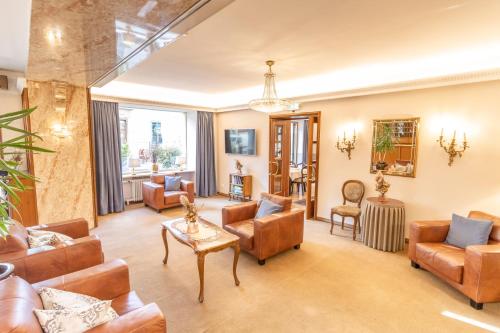 ein Wohnzimmer mit Sofas und Stühlen in der Unterkunft Hotel Mariahilf in Graz