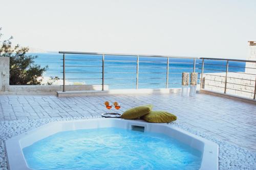 Private Luxury Villa with Whirlpool - Walk to Beach