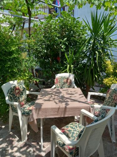 a table and four chairs and a table and chairs sidx sidx sidx at Apartments Budva Center in Budva