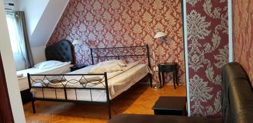 - une chambre avec un lit et un mur rouge dans l'établissement Pension Casa Leone, à Timişoara