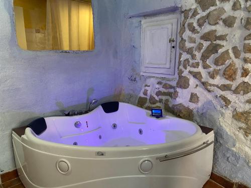 Imagen de la galería de La Olivera APARTHotel Rural Suites bañera hidro o Jacuzzi privados, en Albinyana