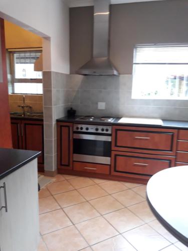Η κουζίνα ή μικρή κουζίνα στο Joans place selfcatering