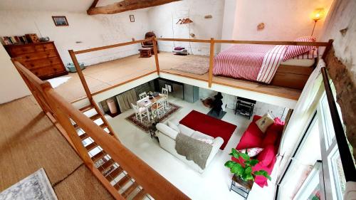 Beaulieu-sur-SonnetteにあるGite de Rosaraieのベッドとソファが備わる客室です。