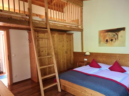 Das Resort Brixen في بريكسن ام تاله: غرفة نوم مع سرير بطابقين مع سلم