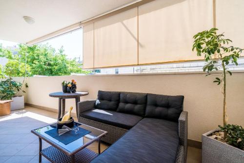 uma sala de estar com um sofá e uma mesa em Apartment Iris em Dubrovnik