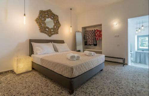 a bedroom with a bed with two towels on it at Sunset Studio in Plaka Milou