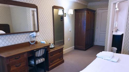 Bredbury Hall Hotel tesisinde bir banyo