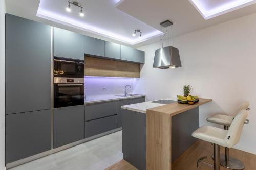 une cuisine avec des appareils en acier inoxydable et un comptoir en bois dans l'établissement Luxury suite Elysium, à Split