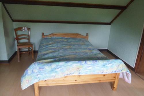 1 cama con marco de madera y 1 silla en una habitación en siros, en Iron