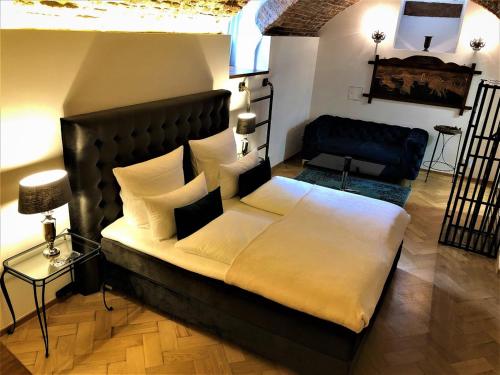 A bed or beds in a room at Luxus Apartment Colloseum in der Stadt