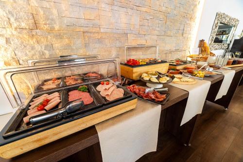 ein Buffet mit vielen verschiedenen Speisen auf einem Tisch in der Unterkunft Hotel Paradise Residencial in Cala Ratjada