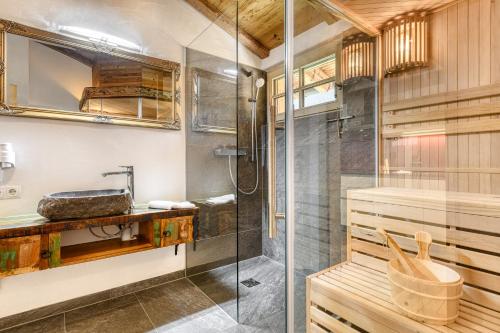 La salle de bains est pourvue d'une douche et d'un lavabo. dans l'établissement Dahoam-Apartments by A-Appartments, à Bürserberg