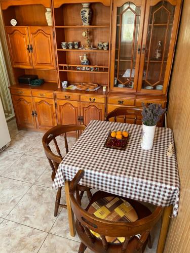 een keuken met een tafel met een geruite tafeldoek bij Törpi Apartman in Halmaj