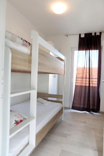 Beautiful 2-Bed Apartment in Okrug Gornji