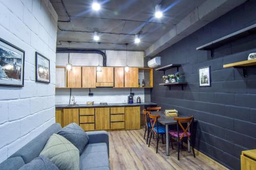 - une cuisine et une salle à manger avec un canapé et une table dans l'établissement Liliana's Apartments, à Koutaïssi