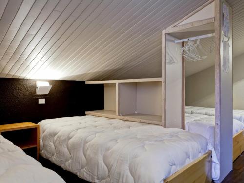 เตียงในห้องที่ Appartement Courchevel 1550, 3 pièces, 6 personnes - FR-1-514-23