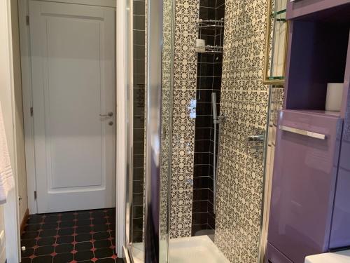 una doccia con porta in vetro in bagno di Donatello Apartment a Firenze