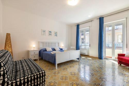 1 dormitorio con 1 cama y sala de estar en San Giovanni Lido, en Alghero