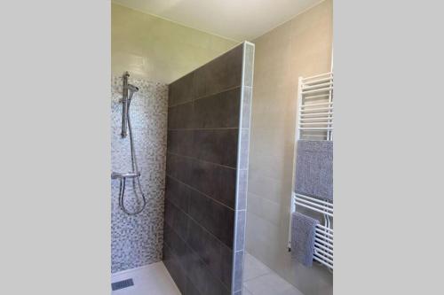 Kylpyhuone majoituspaikassa Domaine Myrobolan - La maison M