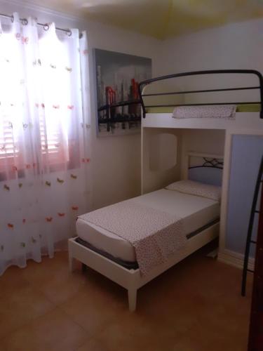 - une petite chambre avec des lits superposés et une fenêtre dans l'établissement Casa Arbatax, à Àrbatax