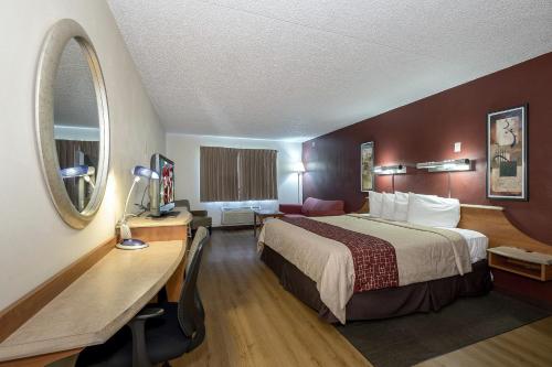 Tempat tidur dalam kamar di Red Roof Inn & Suites Cleveland - Elyria