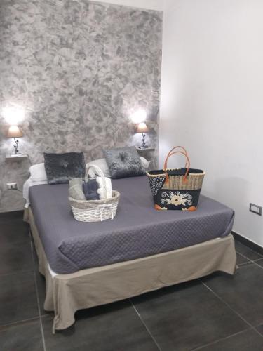 - une chambre avec un lit doté de 2 paniers dans l'établissement Casa MiA Holiday House, à Naples