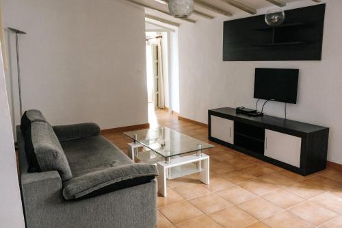 sala de estar con sofá y TV en Apartamentos Villaaltea - Luna, en Altea