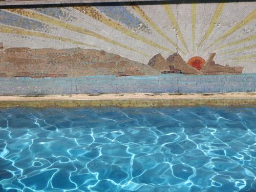 uma pintura de uma piscina de água com um navio em Leo em L'Estartit