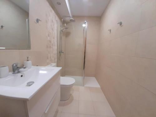 y baño con lavabo, aseo y ducha. en Apartamento Mar Azul Ref 6364, en Torrevieja