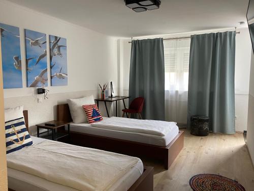 Tempat tidur dalam kamar di Hotel am Hafen