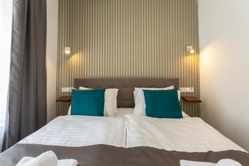 Łóżko lub łóżka w pokoju w obiekcie Heritage Hotel Petrakija